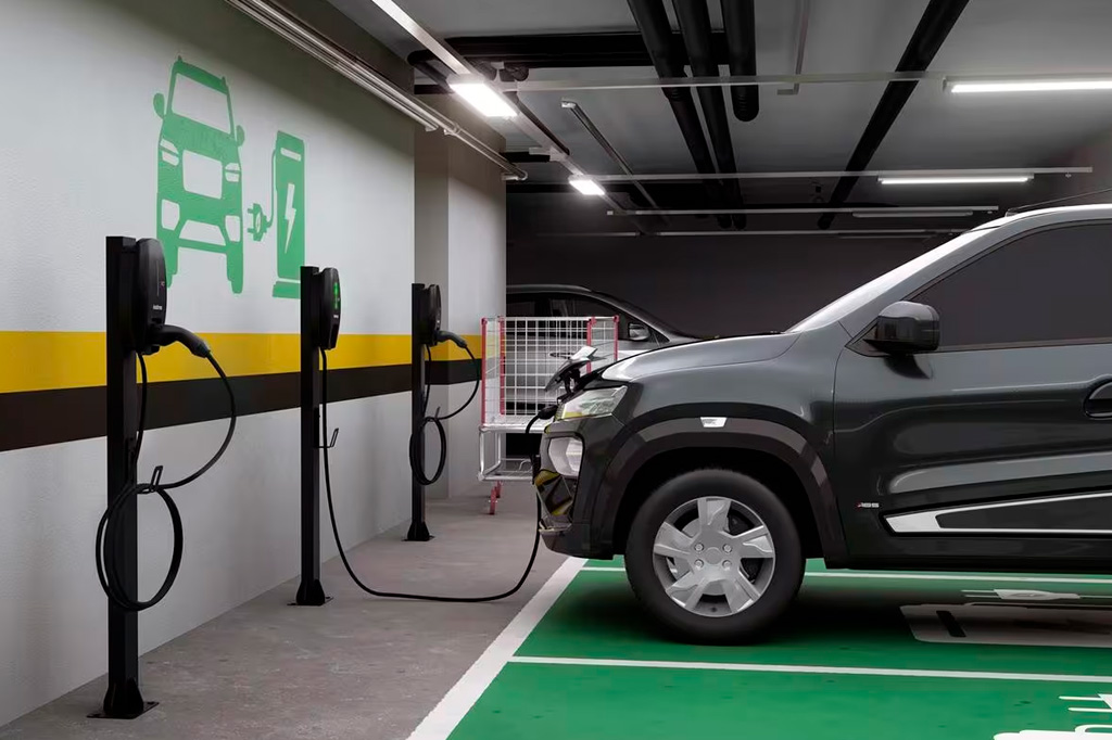Carregador elétrico em estacionamento de condomínio